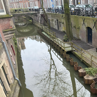 Gemeente Utrecht overtreedt eigen vergunning bij herstel kademuren 