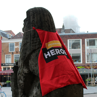 Helden in Utrecht: acht standbeelden gespot met rode cape